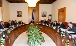 Клерки Азарова зачищають журналістів перед засіданням уряду Клерки Азарова зачищають журналістів перед засіданням уряду