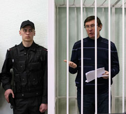 ГПУ офіційно заявляє, що Луценко не голодує ГПУ офіційно заявляє, що Луценко не голодує