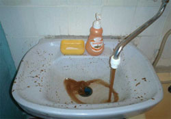 В селищі імені Леніна влада ПР потруїла людей фекаліями