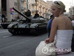 Навіщо потєшні паради потєшного війська? Навіщо потєшні паради потєшного війська?