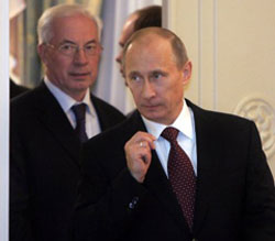 Путін шантажує Азарова надуманими проблемами Путін шантажує Азарова надуманими проблемами