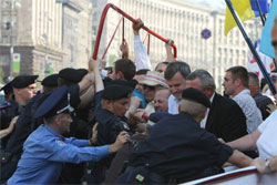 “Беркут” заблокував Печерський суд, прихильників Тимошенко затримують