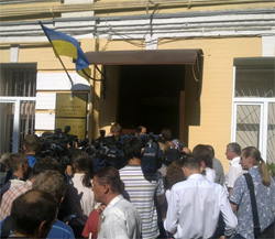 Справжня ціна владного слова. Журналістів не пускають на суд над Тимошенко Справжня ціна владного слова. Журналістів не пускають на суд над Тимошенко