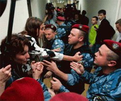 Журналісти вимагають від Могильова і Пшонки правовї оцінки дій міліції Журналісти вимагають від Могильова і Пшонки правовї оцінки дій міліції