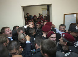 Нардепу Гримчаку стало відомо, що влада готує криваву провокацію під час суду над Тимошенко Нардепу Гримчаку стало відомо, що влада готує криваву провокацію під час суду над Тимошенко