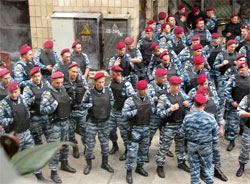 Тимошенко охороняють близько сотні беркутівців Тимошенко охороняють близько сотні беркутівців