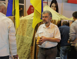 Перша вечеря у наметовому містечку: на кожен намет хліб та вода. Перша вечеря у наметовому містечку: на кожен намет хліб та вода.