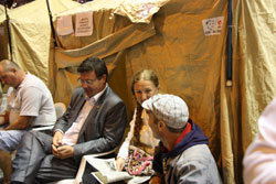 Наметове містечко на Хрещатику поки не знесли Наметове містечко на Хрещатику поки не знесли