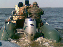 “Беркут” затримав журналістів, які наблизилися до лісу, де маєток Януковича “Беркут” затримав журналістів, які наблизилися до лісу, де маєток Януковича