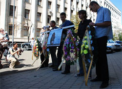 Янукович і вінок-3. Під Адміністрацію принесли вінки за покарану пенсіонерку Янукович і вінок-3. Під Адміністрацію принесли вінки за покарану пенсіонерку