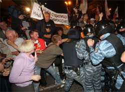 Під Печерським судом сталася сутичка з міліцією Під Печерським судом сталася сутичка з міліцією
