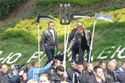 Фермери прийшли до влади з вилами та косами Фермери прийшли до влади з вилами та косами