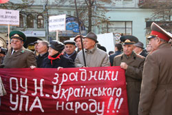 Колишні радянські замполіти охороняють свого ідола - Леніна Колишні радянські замполіти охороняють свого ідола - Леніна