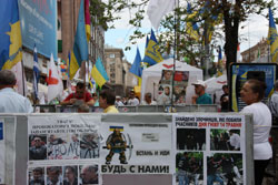 Наметове містечко на Хрещатику прибирати не збираються Наметове містечко на Хрещатику прибирати не збираються