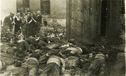 Подвір’я тюрми на Лонцького: сліди більшовицького правосуддя. Львів, червень 1941 р. Подвір’я тюрми на Лонцького: сліди більшовицького правосуддя. Львів, червень 1941 р.