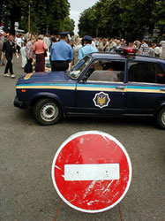 Міліція захищає недоторканних від народу Міліція захищає недоторканних від народу