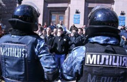 На Хрещатику почалися зіткнення між комуністами і свободівцями На Хрещатику почалися зіткнення між комуністами і свободівцями