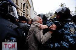 Під вікнами Азарова міліція побила чорнобильців Під вікнами Азарова міліція побила чорнобильців