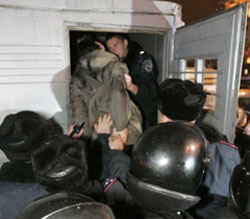 Міліція втаємничила прізвища правопорушників через Калашнікова Міліція втаємничила прізвища правопорушників через Калашнікова