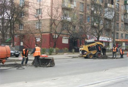 Злякалися? Влада терміново ремонтує дорогу перед Лук’янівським СІЗО Злякалися? Влада терміново ремонтує дорогу перед Лук’янівським СІЗО