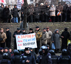 Азаров вважає, що вимоги чорнобильців виконувати закони - провокація Азаров вважає, що вимоги чорнобильців виконувати закони - провокація