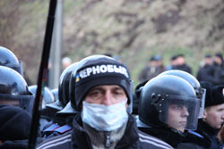 Лідера бунтівних чорнобильців вже допитують у буцегарні Лідера бунтівних чорнобильців вже допитують у буцегарні