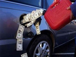 Янукович і Азаров влаштували бензинову вакханалію Янукович і Азаров влаштували бензинову вакханалію