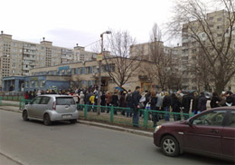 На фото: черга в ДПІ Оболонського району міста Києва.
Фото Сергія Кулика.