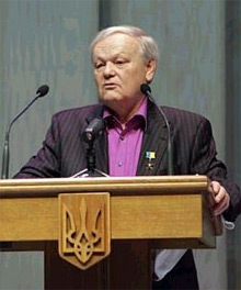 «Лише вовіки прощення немає — 
Поету, що мовчить у злу годину, 
Коли народ вбивають крадькома» 
- Борис Олійник гучно продемонстрував своє відношення до нинішньої влади