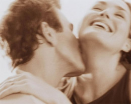 У шию цілують найвідважніші чоловіки У шию цілують найвідважніші чоловіки