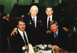 2001 рік. День народження Юхима Звягільського. В.Ющенко, Ю.Звягільський, Б.Колесніков, Р.Ахметов. 2001 рік. День народження Юхима Звягільського. В.Ющенко, Ю.Звягільський, Б.Колесніков, Р.Ахметов.