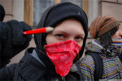 Біля парламенту протестують студенти. Частина з них прорвалася усередину Біля парламенту протестують студенти. Частина з них прорвалася усередину