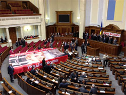 Опозиція заблокувала трибуну і президію парламенту