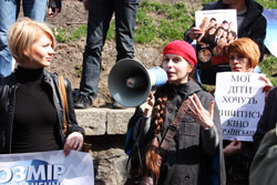 Сьогодні під Кабміном захищали українську мову від азаровщини Сьогодні під Кабміном захищали українську мову від азаровщини