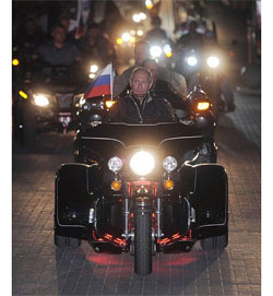 Візит в Малоросію. Путін спізнився до Януковича через дівчат-байкерів Візит в Малоросію. Путін спізнився до Януковича через дівчат-байкерів