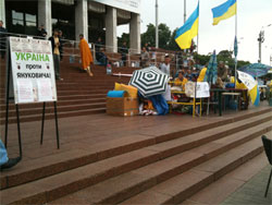 Голодування перед Українським домом триває. Міліція відтісняє голодувальників Голодування перед Українським домом триває. Міліція відтісняє голодувальників