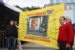 Кияни вийшли на площу захистити свободу слова Кияни вийшли на площу захистити свободу слова