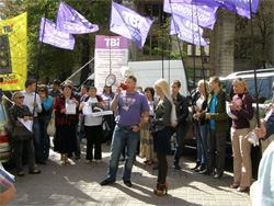 Нацраду пікетують журналісти та шанувальники ТВі Нацраду пікетують журналісти та шанувальники ТВі