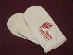 Луценко у концтаборі вже пошив революційні рукавиці Луценко у концтаборі вже пошив революційні рукавиці