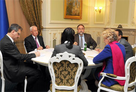 Азаров відмежувався від протеже влади на проблемних округах?