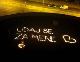 З 700 свічок Ясмін написав свою пропозицію коханій: “Виходь за мене”. З 700 свічок Ясмін написав свою пропозицію коханій: “Виходь за мене”.