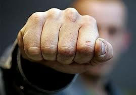 У Києві, в присутності міліціонерів, невідомі били журналістів У Києві, в присутності міліціонерів, невідомі били журналістів