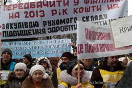 Під вікнами Азарова протестували залізничники Під вікнами Азарова протестували залізничники