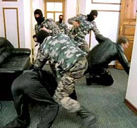 Забирати квартиру у Павличенка ріелторам допомагав спецназ МВС Забирати квартиру у Павличенка ріелторам допомагав спецназ МВС