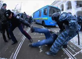 У столичній міліції вважають, що били активістів і нардепів правомірно У столичній міліції вважають, що били активістів і нардепів правомірно