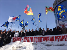 У центрі столиці тисячі прихильників опозиції протестують проти політичних репресій У центрі столиці тисячі прихильників опозиції протестують проти політичних репресій