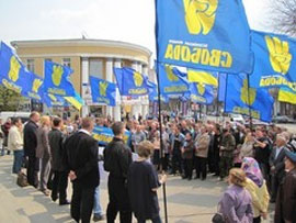 У Вінниці протестувальники перекрили рух транспорту У Вінниці протестувальники перекрили рух транспорту