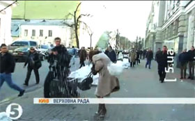 Яценюк: осіб, які закидали кригою жінок-депутатів, треба знайти і покарати Яценюк: осіб, які закидали кригою жінок-депутатів, треба знайти і покарати