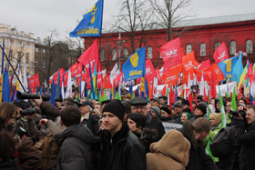 У столиці на мітинг опозиції прийшли більше 10 тисяч киян У столиці на мітинг опозиції прийшли більше 10 тисяч киян