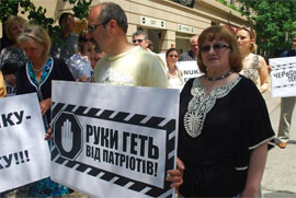 Свободівці заявляють, що міліціонери вербують серед партійців стукачків Свободівці заявляють, що міліціонери вербують серед партійців стукачків